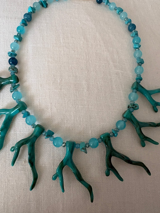 Collar coral azul