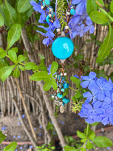 Collar crista azul grande con abalorios